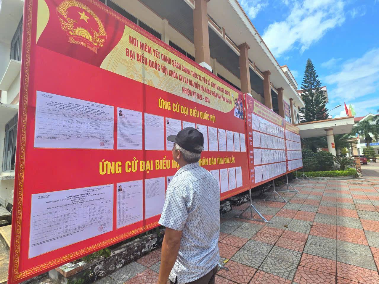 Nguoi dan xem niem yet tai UBBC